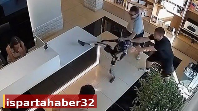 Müşteri robotu itti, robot tekme tokat saldırdı