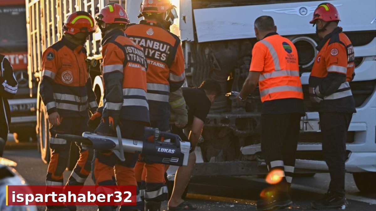Tırın çarptığı hafif ticari araç 30 metre sürüklendi: 6 yaralı