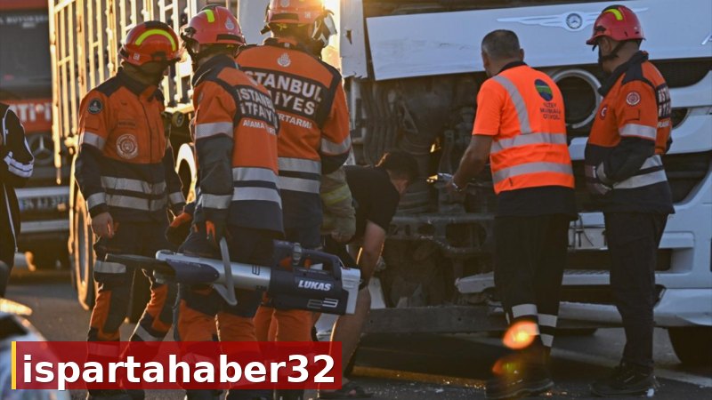 Tırın çarptığı hafif ticari araç 30 metre sürüklendi: 6 yaralı